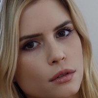 Carlson Young Naakt