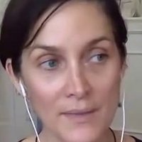 Carrie-Anne Moss Naakt