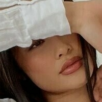 Elaine Thi Naakt
