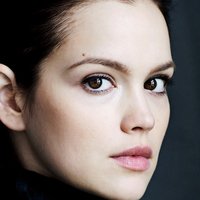 Emilia Schüle Naakt