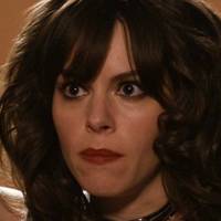 Emily Hampshire Naakt