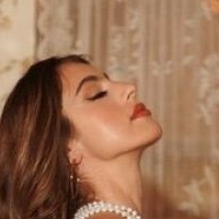 Grace Elizabeth Valentino Naakt