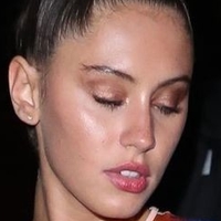 Iris Law Naakt