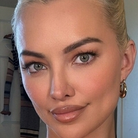 Lindsay Pelas Naakt