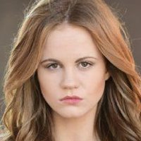 Mackenzie Lintz Naakt