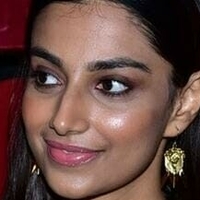 Meenakshi Chaudhary Naakt