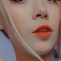 Momo Kim Lee Naakt