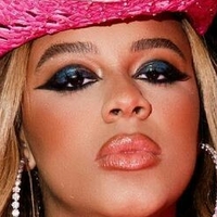 Nia Sioux Naakt