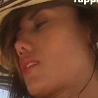 NiaIsazaOficial Naakt