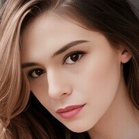 Nicole Maines Naakt